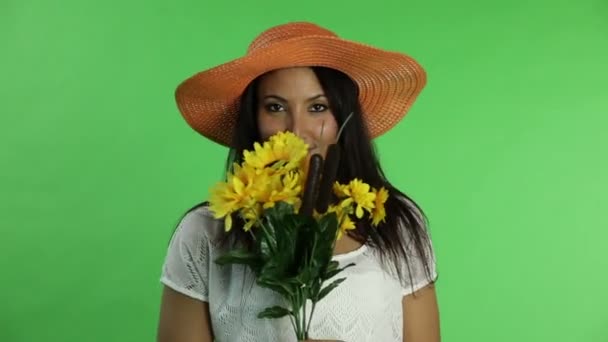 여름 꽃과 함께 캐주얼 여성 — 비디오