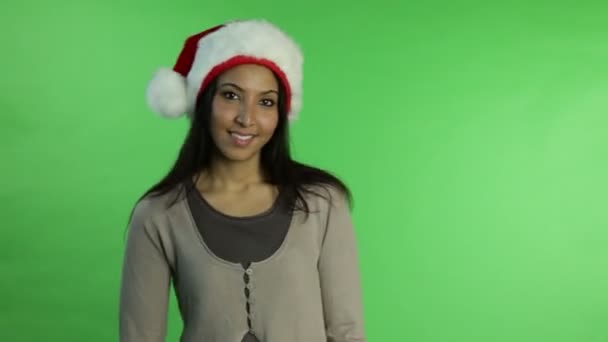 Mujer sonriente con sombrero de Navidad y regalo — Vídeo de stock