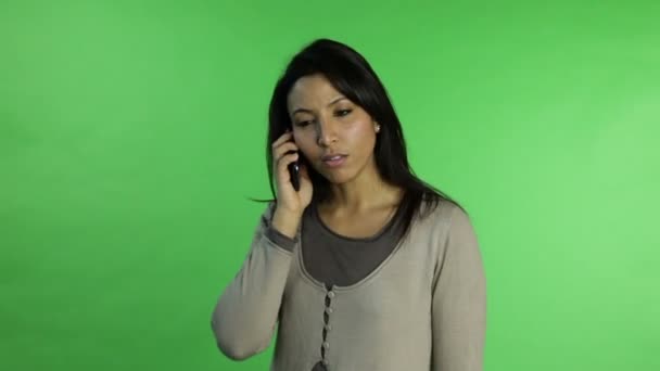 Casual vrouw bezorgd, praten over de telefoon — Stockvideo