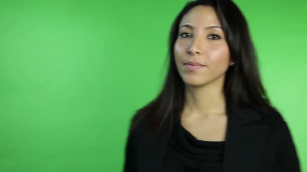Obchodní žena ukazující mlčení znamení s prstem na rtech — Stock video