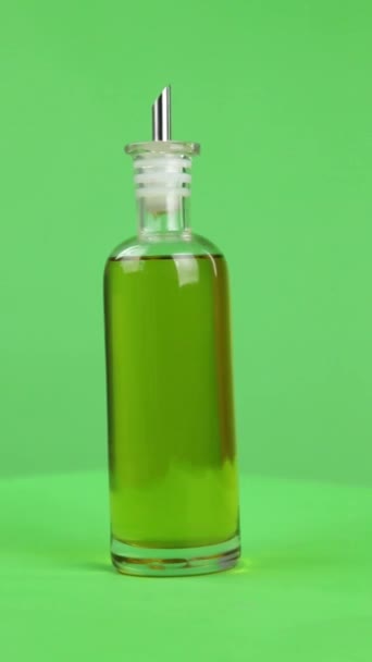 Aceite girando en pantalla verde — Vídeo de stock