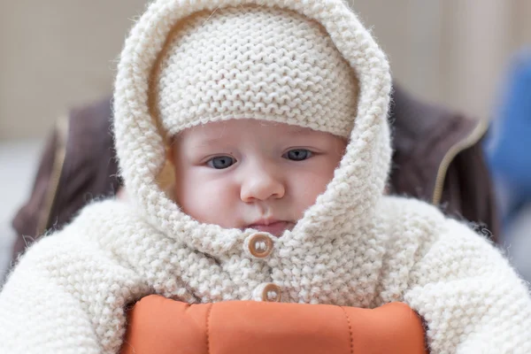 Младенец в теплой одежде — стоковое фото
