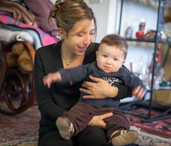 Madre sosteniendo hijo — Foto de Stock