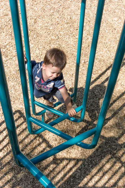 Rapaz no parque infantil — Fotografia de Stock