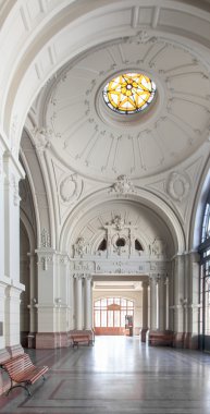 Bina yüksek tavan ile