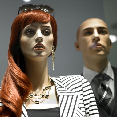 kıyafetleri mankenler