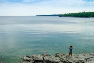 Sahilde dikilen kadın