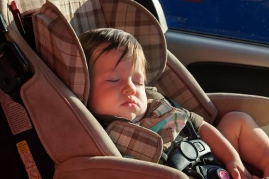 bebek arabası içinde uyuyan çocuk