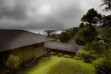 kahverengi çatılı evi