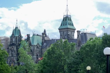 ağaçları ile taş kale