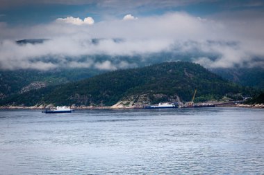 gri bulutlar tepenin