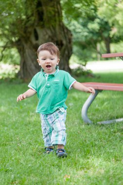 parkta yürüyen çocuk