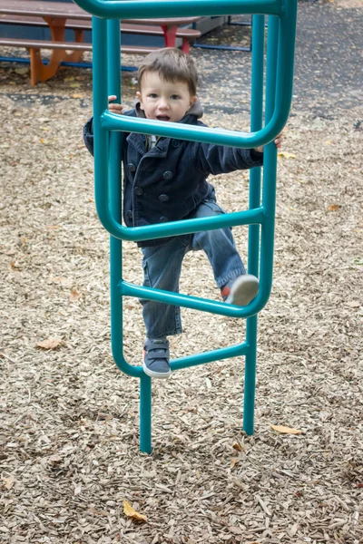 Anak kecil di taman bermain — Stok Foto