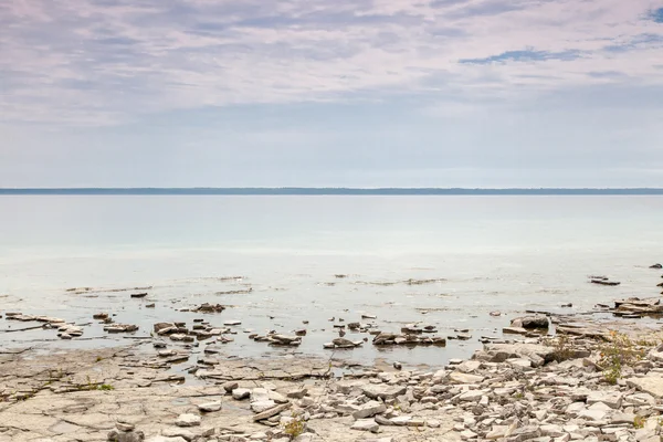 Stenen strand met lake — Stockfoto