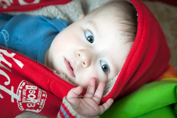 Baby in roter Jacke — Stockfoto