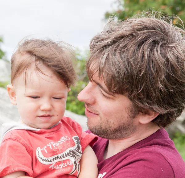 Vater hält den Sohn — Stockfoto