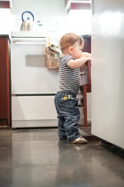 Chlapec stojí v kuchyniвесілля. красива наречена — Stock fotografie