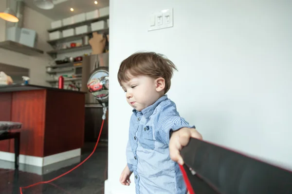 Jongen trekt aan een touw — Stockfoto