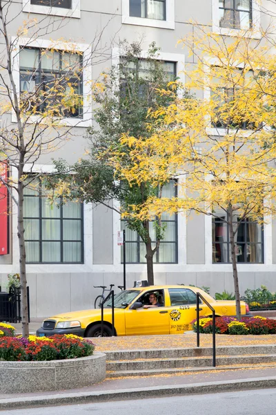 Żółte taksówki samochodu — Zdjęcie stockowe
