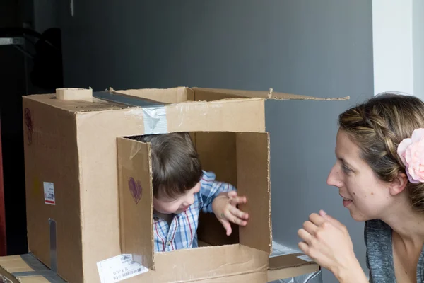 Jongen spelen met moeder — Stockfoto