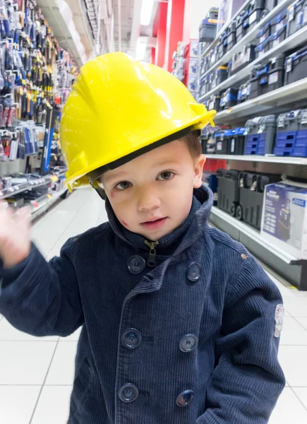 Boy sarı koruyucu kask içinde — Stok fotoğraf