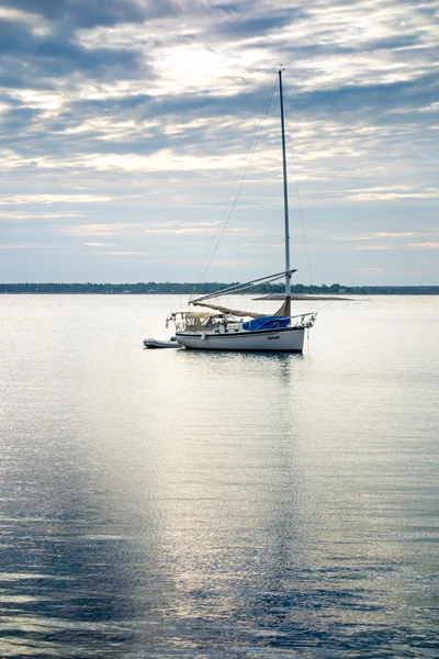 Yacht under bar himmel — Stockfoto