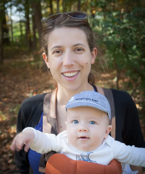 Sonriente hijo con madre — Foto de Stock