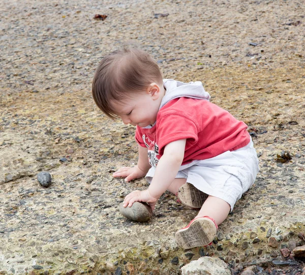 Criança brincando na praia — Fotografia de Stock