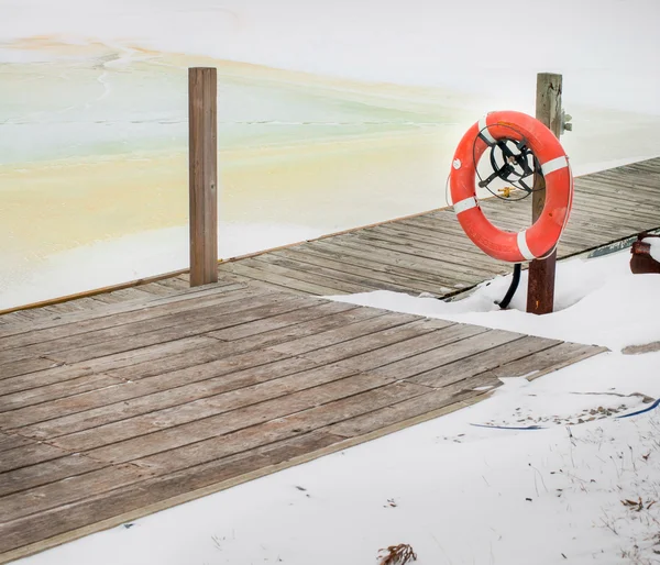 桟橋に救命浮輪 — ストック写真