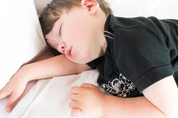 Pojken sover — Stockfoto
