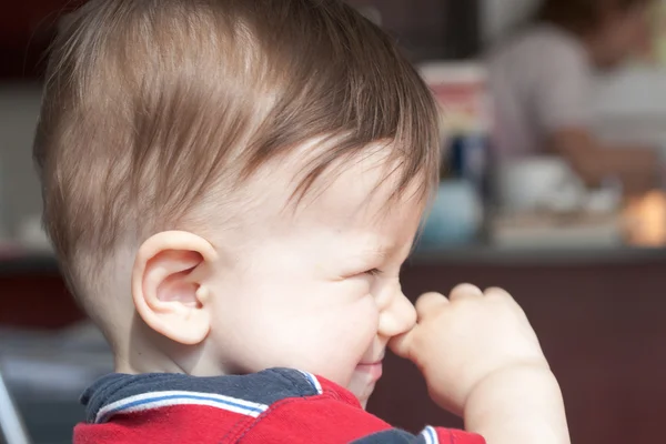 Niño arañando la nariz —  Fotos de Stock