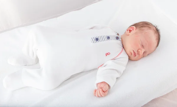 Bambino che dorme a letto — Foto Stock