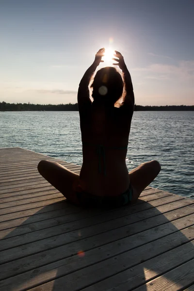 Frau sitzt in Lotus-Haltung — Stockfoto