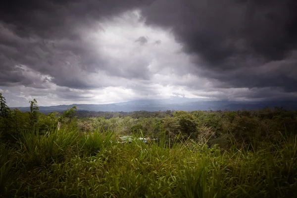 Feld unter stürmischem Himmel — Stockfoto