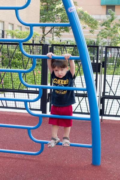 Enfant sur le terrain de jeu — Photo