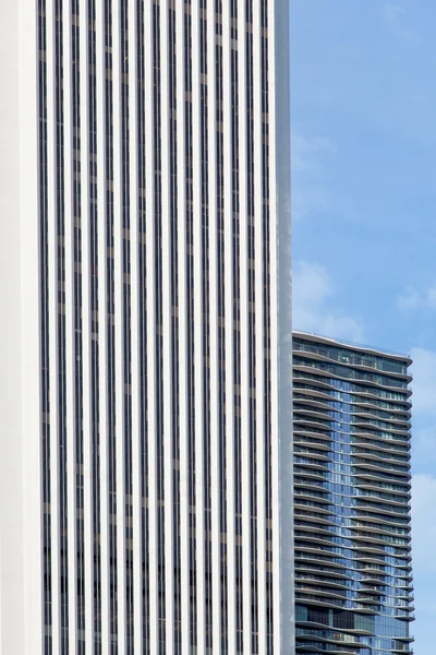 Grauer Wolkenkratzer — Stockfoto