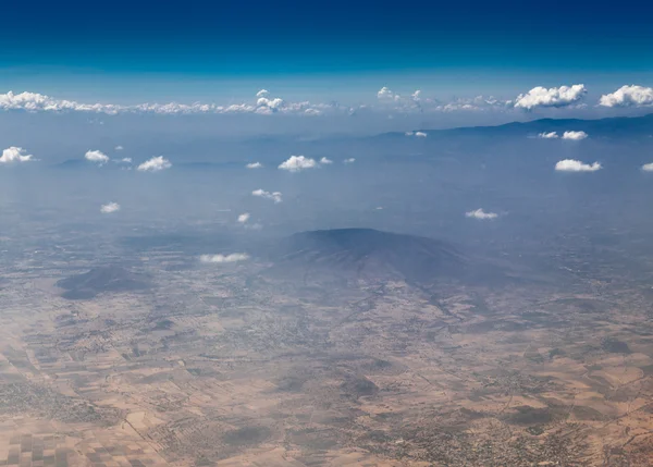 Terra com Nuvens — Fotografia de Stock