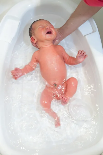 Recién nacido es bañado —  Fotos de Stock