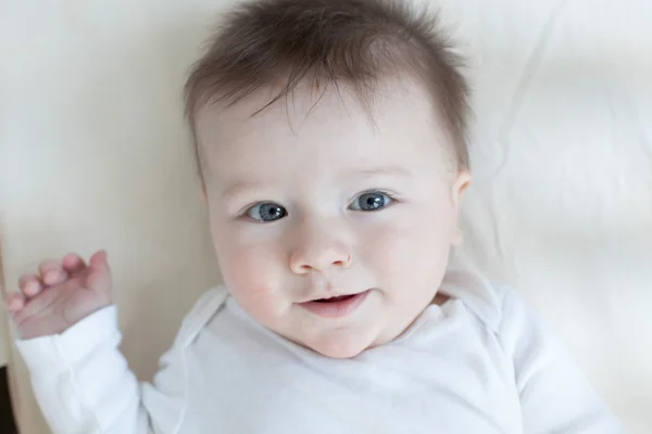 Baby met lachende gezicht — Stockfoto