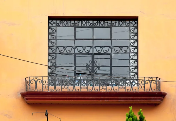 Fenêtre avec motif métallique — Φωτογραφία Αρχείου