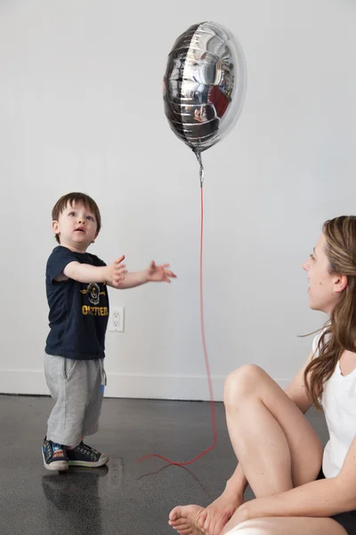 Chlapec s balónem — Stock fotografie