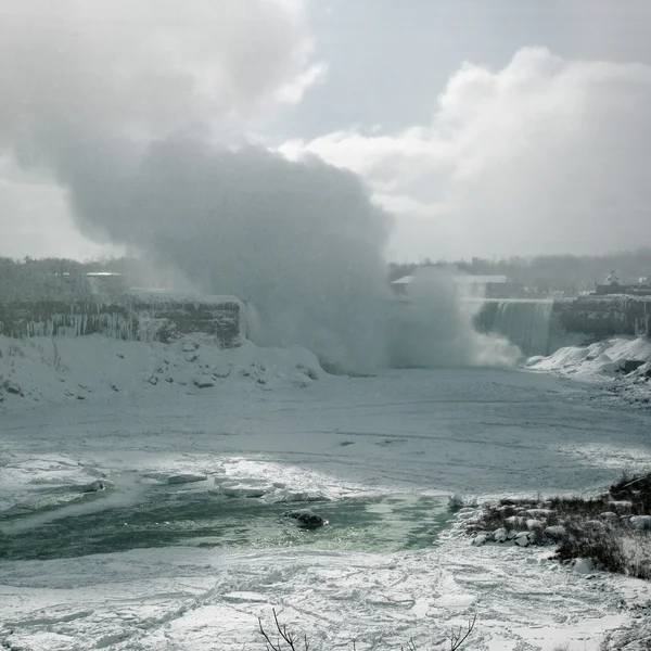 Lago congelado sob neve — Fotografia de Stock