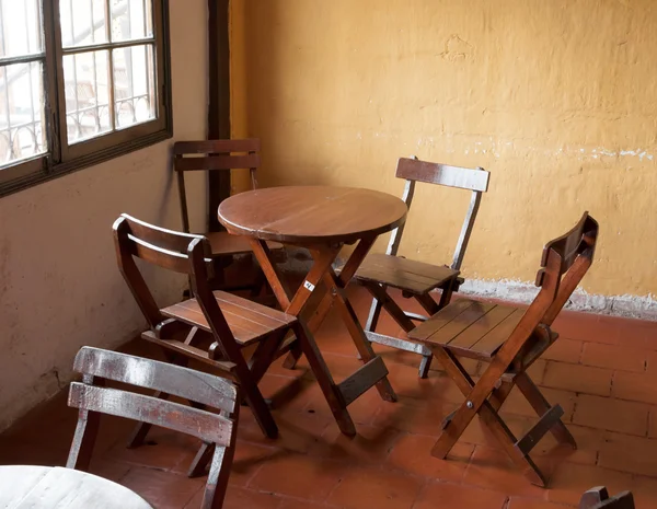 Καρέκλες γύρω από ένα τραπέζι — Φωτογραφία Αρχείου