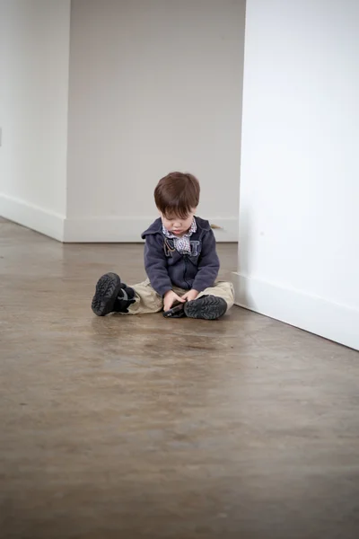 Kid sitting on the floor — Stockfoto