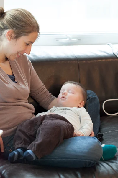 Junge schläft — Stockfoto