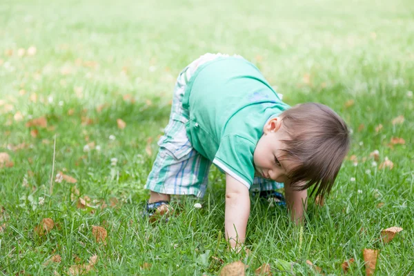 Niño jugando al aire libre — Foto de Stock