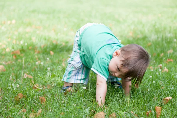 Ragazzo che gioca all'aperto — Foto Stock