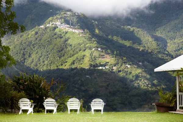 Montaña con sillas blancas — Foto de Stock