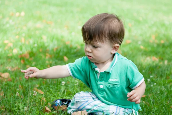 男孩坐在草地上 — 图库照片