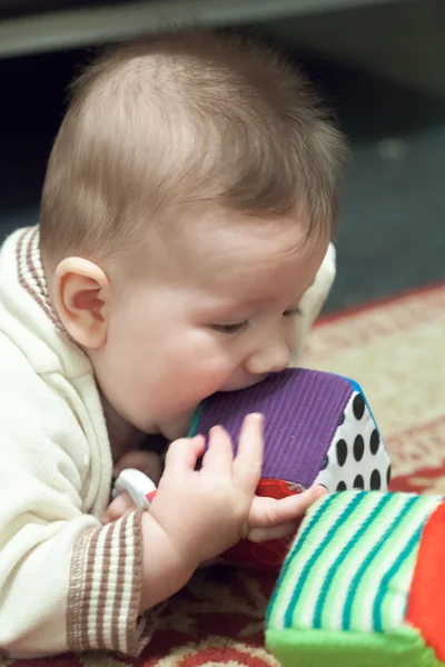 Boy is het proeven van het speelgoed — Stockfoto